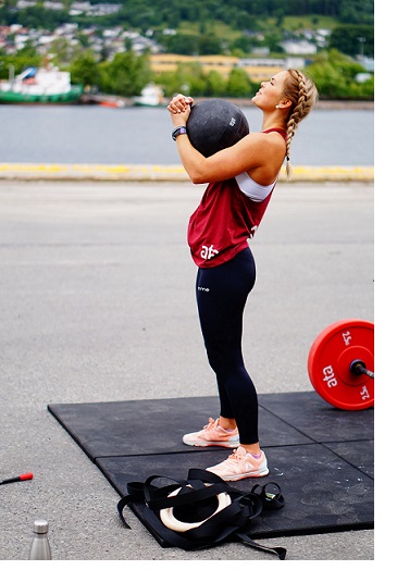 femeie care face exercitii sportive