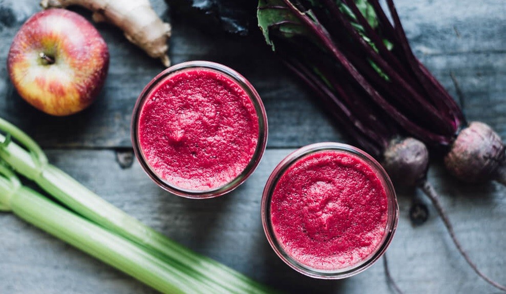 2 pahare de smoothie cu sfecla rosie