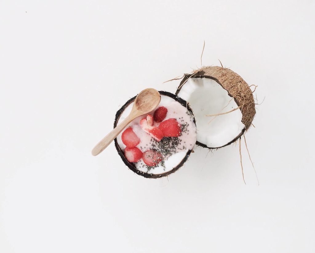 Smoothie cu capsuni intr-o nuca de cocos