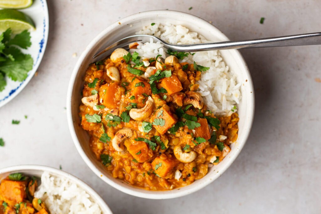 Curry cu linte și cartofi dulci