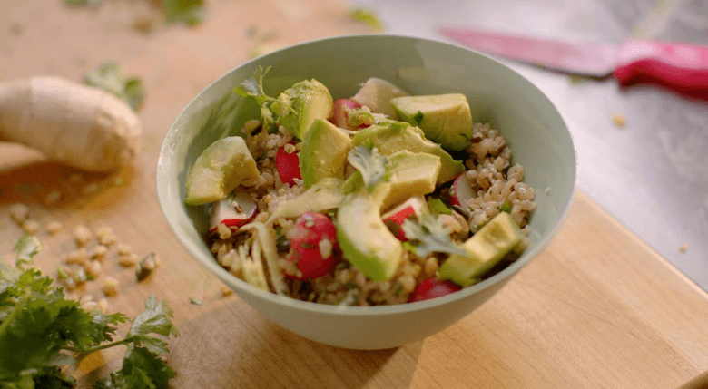 rețetă de prânz cu orez, avocado, ridiche și ghimbir