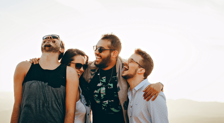 grup de prieteni veseli