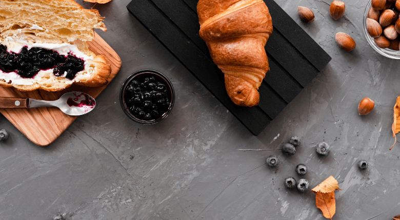 croissant cu unt si dulceata de afine