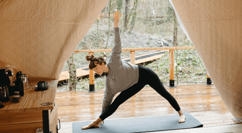 femeie care practică yoga