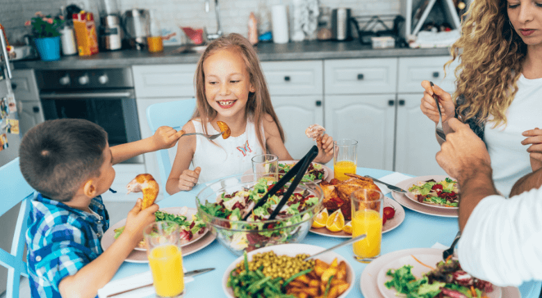 alimentația sănătoasă evidențiată de o familie care ia prânzul