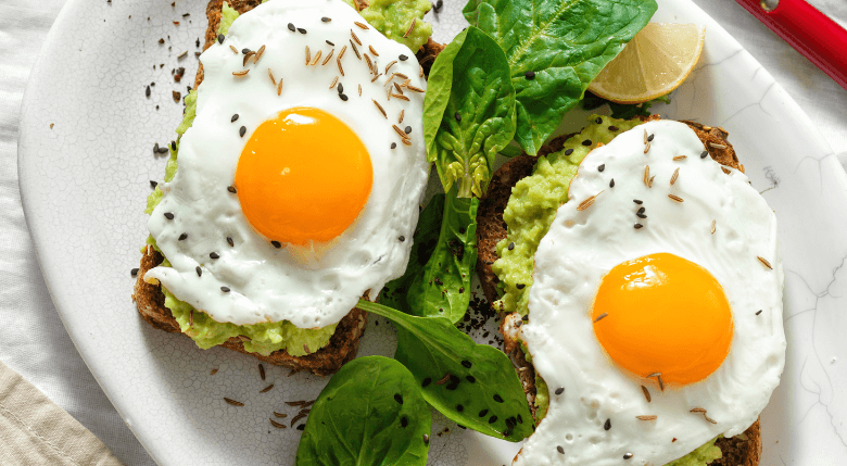 paine prajita cu avocado si oua ochiuri