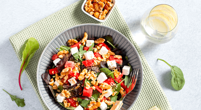salata cu mix de frunze, branza si nuci
