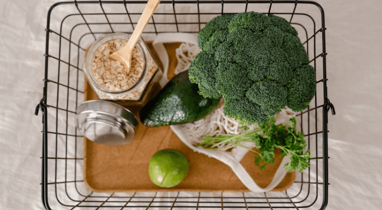 coș cu broccoli, avocado, lime și fulgi de ovăz