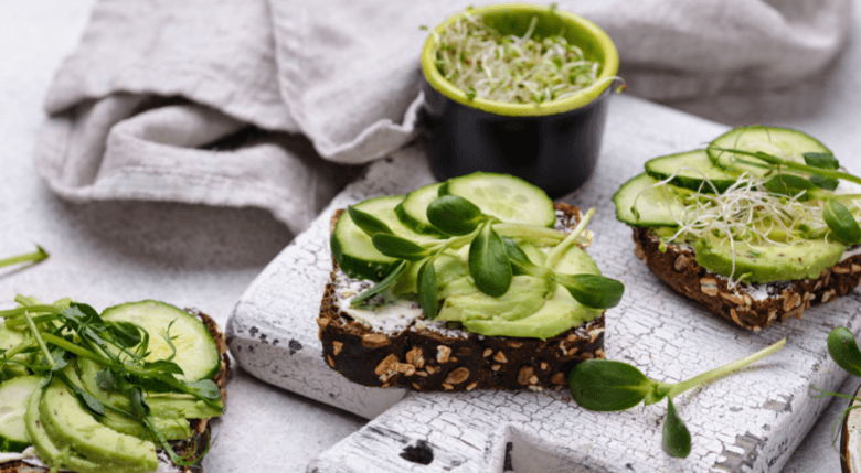 toast vegetarian cu paine neagra, castraveti si avocado