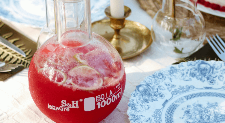 recipient cu limonada din fructe de goji asezat pe masa