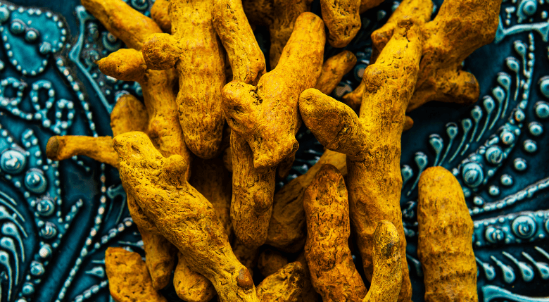 radacina de turmeric asezata pe o farfurie