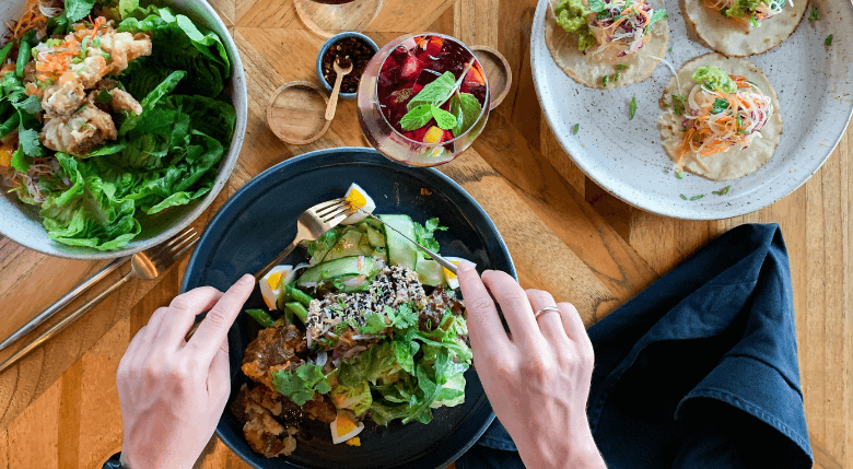 masa cu mai multe preparate vegetariene