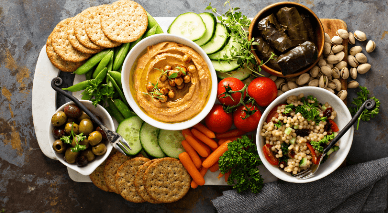 hummus cu legume - o farfurie echilibrată