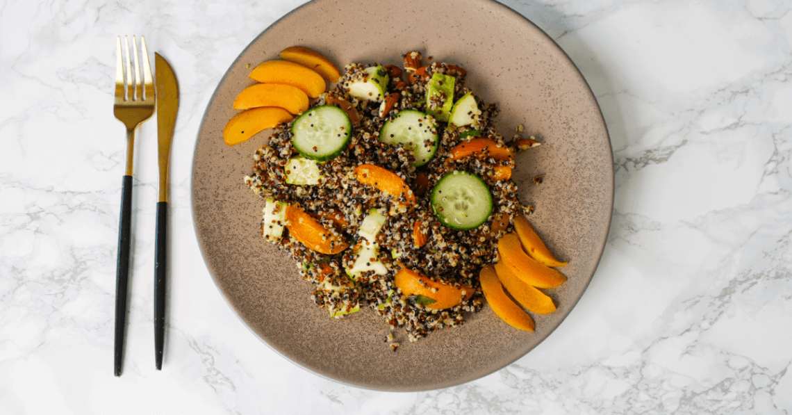 Salată de vară cu quinoa și caise