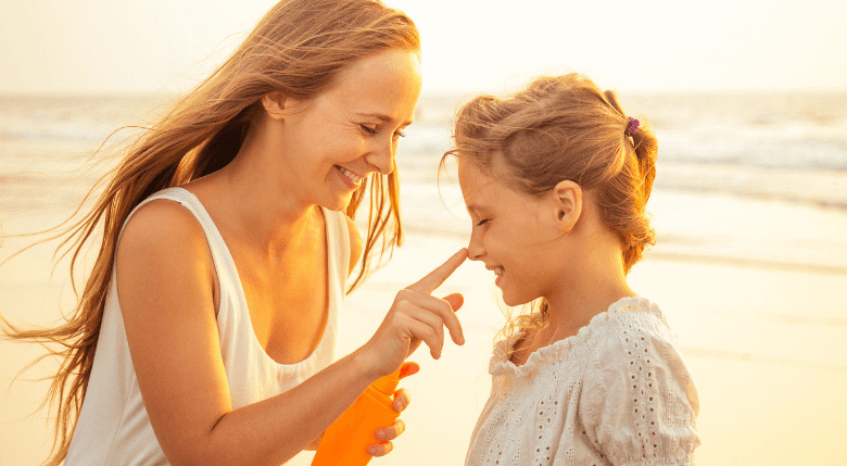 mama si fiica care folosesc SPF la plaja