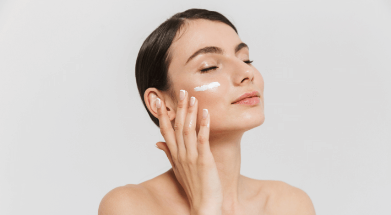 femeie care aplica crema faciala