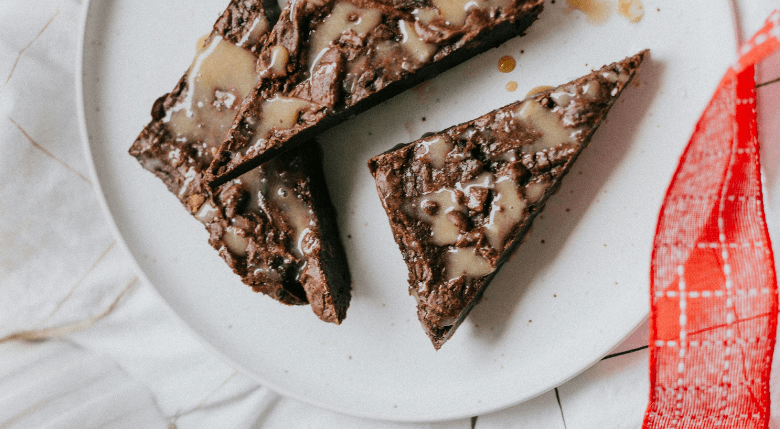 rețetă brownie vegan fără coacere, pe bază de curmale
