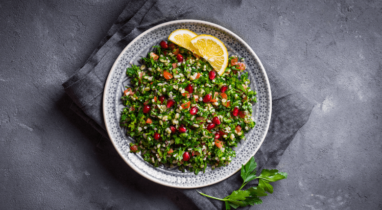 salată Tabbouleh cu fructe uscate și feta